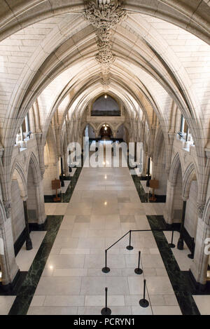 Ottawa, Ontario, Canada. Hall d'honneur de la construction de l'Édifice du Centre sur la Colline du Parlement, du gouvernement fédéral du Canada, l'orientation verticale. Banque D'Images