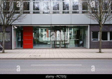 L'entrée en verre de la DB Cargo AG siège à Mayence avec une entrée moderne avec porte pivotante Banque D'Images