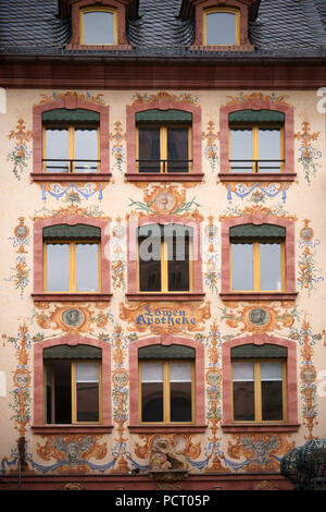 Le bâtiment historique de l'édifice historique 'Löwen Apotheke" (pharmacie) dans la Cathédrale de Mayence, peint avec des chefs célèbres et flore Banque D'Images