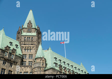 Ottawa, Ontario, Canada. Vue supérieure de l'Édifice de la Confédération sur la rue Bank à Wellington en été. Banque D'Images