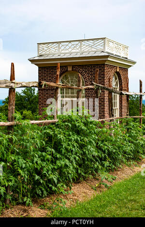 Thomas Jefferson's pavillon de jardin et split clôture à Charlottesville, Virginie, États-Unis. Journée ensoleillée et la croissance verte. Banque D'Images