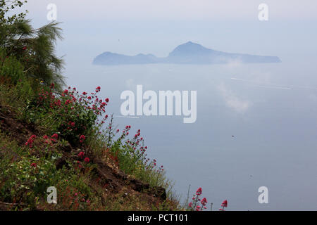 Silhouette de l'île Capri dans la mer Tyrrhénienne vu depuis le sommet du mont Vésuve, Golfo di Napoli, Italie Banque D'Images