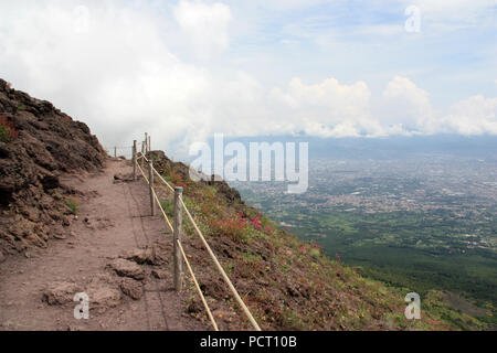 Sentier pédestre autour du cratère du Vésuve, près de Naples, Golfo di Napoli, Italie Banque D'Images