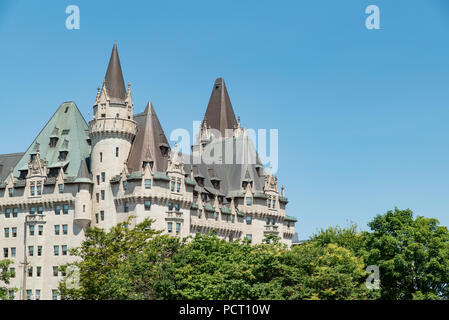 Ottawa, Ontario, Canada. Extrémité Sud du Fairmont Château Laurier, à l'été, situé à la rue Rideau et l'avenue Mackenzie, vu de monument commémoratif de guerre. Banque D'Images