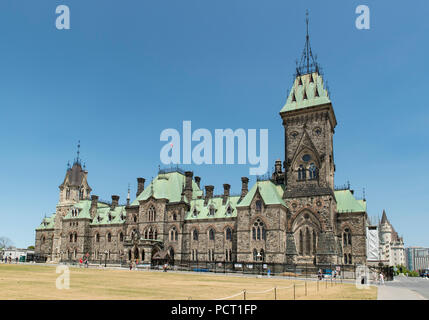 Ottawa, Ontario, Canada. L'Édifice de l'immeuble sur la Colline du Parlement contre le ciel bleu en été. Banque D'Images