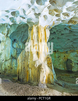 La colonne naturel, créé par speleothem dans la formation de la Grotte de Karain chambre grotte, Yagca, Turquie. Banque D'Images