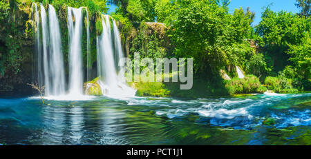La misty (effet laiteux) Eaux de la cascade de Duden supérieur avec le bleu foncé de la surface de la rivière Duden et parc verdoyant dans gorge autour des chutes, Antalya, Turke Banque D'Images