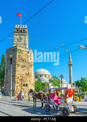 ANTALYA, TURQUIE - 11 MAI 2017 : La belle attend que le transport des touristes à l'antique tour de l'horloge dans le quartier de Kaleici, le 11 mai à Antalya. Banque D'Images