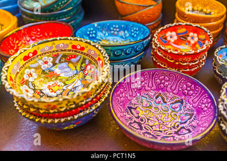 Vaisselle traditionnel turc avec des reliefs sur les thèmes floraux, Antalya, Turquie. Banque D'Images