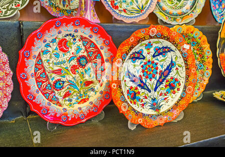 Le décrochage du marché du vieux bazar offre de belles plaques souvenirs faits à la main avec motif floral, Antalya, Turquie. Banque D'Images