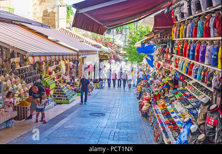 ANTALYA, TURQUIE - 11 MAI 2017 : les quartiers près du port sont occupés avec les boutiques du vieux bazar, offrant des vêtements de plage en coton turc, épices, Banque D'Images