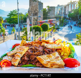 Une cuisine traditionnelle turque au restaurant d'Antalya - parfumé döner kebab avec légumes frais, juteux et croustillant pain plat de frites, la Turquie. Banque D'Images