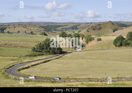 Glutton Dale, avec Parkhouse Hill dans l'arrière-plan, vu de Earl Sterndale, la colombe, la vallée de la Broye, UK Banque D'Images