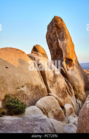 Formations rocheuses uniques à Joshua Tree National Park au coucher du soleil, en Californie, aux États-Unis. Banque D'Images