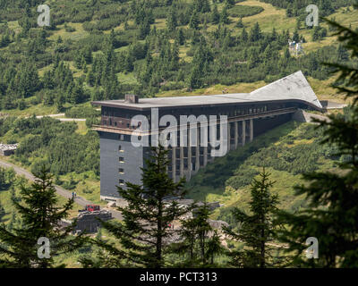 Vue aérienne de Labska bouda dans les montagnes Krkonose en République tchèque. Labska bouda refuge de montagne sur le haut de Krkonose, monts des Géants. Czech Repub Banque D'Images