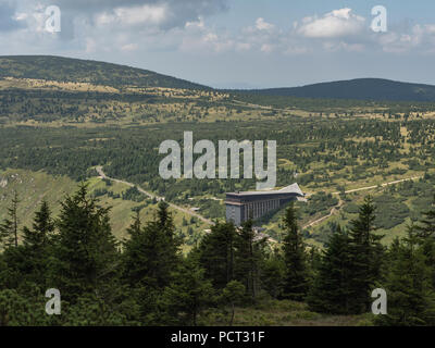 Vue aérienne de Labska bouda dans les montagnes Krkonose en République tchèque. Labska bouda refuge de montagne sur le haut de Krkonose, monts des Géants. Czech Repub Banque D'Images