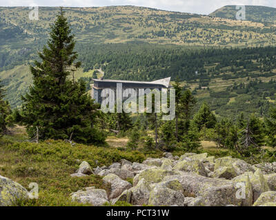 Vue aérienne de Labska bouda dans les montagnes Krkonose en République tchèque. Labska bouda refuge de montagne sur le haut de Krkonose, monts des Géants. Czech Repub Banque D'Images