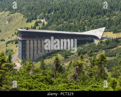 Vue aérienne de Labska bouda dans les montagnes Krkonose en République tchèque. Labska bouda refuge de montagne sur le haut de Krkonose, monts des Géants. Czech Repub Banque D'Images