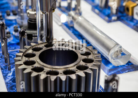 La fraiseuse CNC est le forage de la partie de l'échantillon dans la fabrication moderne Banque D'Images