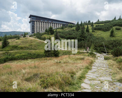 Vue aérienne de Labska bouda dans les montagnes Krkonose en République tchèque. Labska bouda refuge de montagne sur le haut de Krkonose, monts des Géants. Czech Repub Banque D'Images