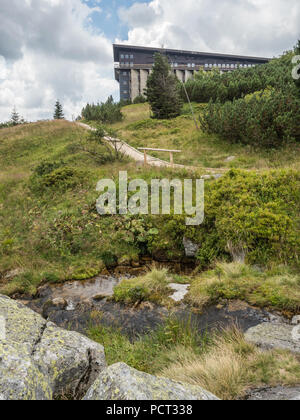 Vue aérienne de Labska bouda dans les montagnes Krkonose en République tchèque. Labska bouda refuge de montagne sur le haut de Krkonose, monts des Géants. Czech Repub Banque D'Images