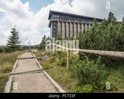 Vue aérienne de Labska bouda dans les montagnes Krkonose en République tchèque. Labska bouda refuge de montagne sur le haut de Krkonose, monts des Géants. Czech Repub Banque D'Images