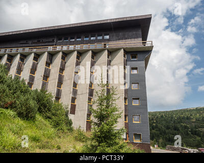 Vue aérienne de Labska bouda dans les montagnes Krkonose en République tchèque. Labska bouda refuge de montagne sur le haut de Krkonose, monts des Géants. Czech Repub Banque D'Images