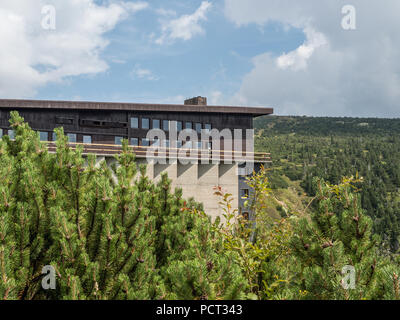 Vue aérienne de Labska bouda dans les montagnes Krkonose en République tchèque. Labska bouda refuge de montagne sur le haut de Krkonose, monts des Géants. Czech Repub Banque D'Images