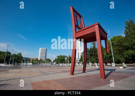 La chaise brisée, la sculpture de grand bois chaise brisée, Genève, Suisse Banque D'Images