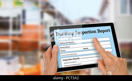 Inspecteur bâtiment remplir un rapport d'inspection sur l'ordinateur tablette à côté de nouvelle construction Banque D'Images