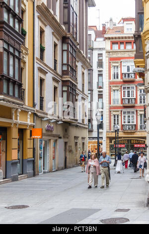 Gijon, Espagne - 6 juillet 2018 : Shoppers on la Calle Corrida. C'est l'une des principales rues commerçantes. Banque D'Images