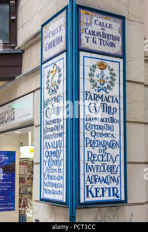 Gijon, Espagne - 6 juillet 2018 : pharmacie en céramique boutique sign sur Calle Corrida. La rue est la principale rue commerçante. Banque D'Images