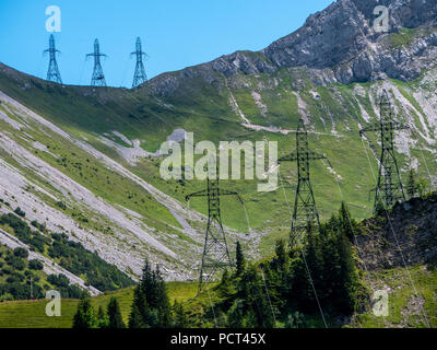 Trois postes haute tension poteaux d'électricité dans les montagnes des Alpes suisse tour haute tension Banque D'Images