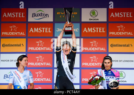 Kirsten Wild, gagnant, Marianne Vos et Elisa Balsamo célébrant avec Prudential RideLondon trophées lors de la femme classique cycliste. Gagnants Podium Banque D'Images