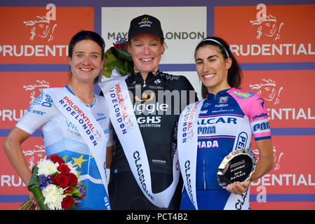 Kirsten Wild, gagnant, Marianne Vos et Elisa Balsamo célébrant avec Prudential RideLondon trophées lors de la femme classique cycliste. Gagnants Podium Banque D'Images