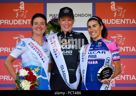 Kirsten Wild, gagnant, Marianne Vos et Elisa Balsamo célébrant avec Prudential RideLondon trophées lors de la femme classique cycliste. Gagnants Podium Banque D'Images