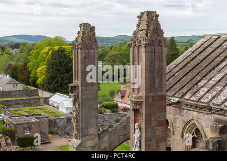 Vue aérienne de ruines de l'abbaye de Melrose écossais à la cour Banque D'Images