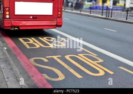 Panneau d'arrêt de bus écrit sur la route, à Londres, Royaume-Uni. Banque D'Images