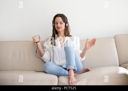 Millénaire excité woman tubes préférés sur smartphone Banque D'Images