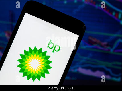 KIEV, UKRAINE - 4 août 2018 : Le logo BP vu affichée sur un smartphone avec un arrière-plan d'un shedle. BP plc anciennement British Petroleum et BP Amoco, est une société pétrolière et gazière multinationale basée à Londres, Angleterre Banque D'Images