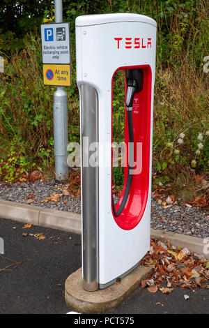 SARN, Royaume-Uni - 2 août 2018 : un surcompresseur Tesla et parking sign au parc Sarn services d'autoroute à la sortie de l'autoroute M4 près de Bridgend au pays de Galles. Banque D'Images