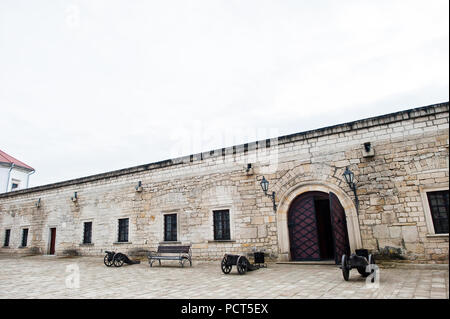 Zbarazh, Ukraine - le 24 juillet 2018 : Ancien château médiéval avec mur de canon à côté. Banque D'Images