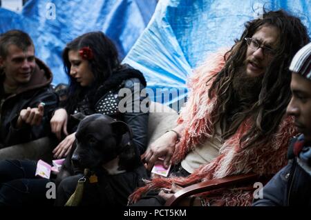 Les protestataires qui vivent à la ville des tentes. Occupy Wall Street et le mouvement de protestation, à Zuccotti Park, Wall Street à New York. Banque D'Images