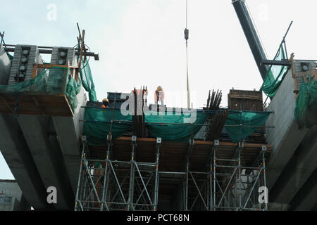 Bangkok, Thaïlande - 24 juillet 2018 : worker building sky train at construction site à Lak Si circle à Bangkok, Thaïlande, le 24 juillet 2018. Banque D'Images