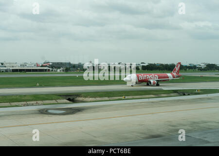 Bangkok, Thaïlande - 24 juillet 2018 : avions Airasia arrivent à l'aéroport international de Don Mueang de Bangkok, Thaïlande, le 24 juillet 2018. Banque D'Images