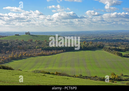 Argent - Chiltern Hills - vue de Coombe Hill à Beacon Hill - et au-delà de la plaine d'Aylesbury. Au début de l'automne - couleurs du soleil Banque D'Images