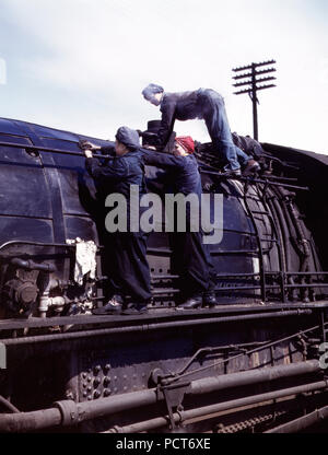 C. & N. W. R.R., les femmes à l'essuyage nettoyage roundhouse l'un des 'H' géant locomotives de classe, Clinton, Iowa - Avril 1943 Banque D'Images