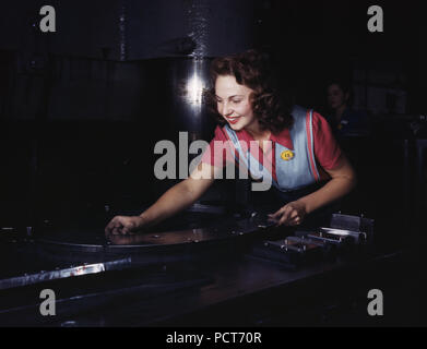 Parties métalliques sont placés sur masonite par cette employée avant qu'ils glisser sous la hydropress de plusieurs tonnes, la North American Aviation, Inc., Inglewood, Californie - Octobre 1942 Banque D'Images