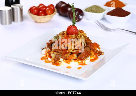 Urkish Kebab viande avec du yogourt et de frites - Uruguay 847 Kebabi Banque D'Images