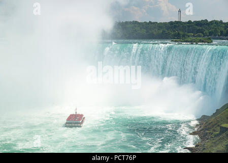 Niagara Falls, Ontario, Canada. Vue du côté canadien en été de touristes affichage des Chutes Canadiennes de bateau d'Hornblower. Banque D'Images